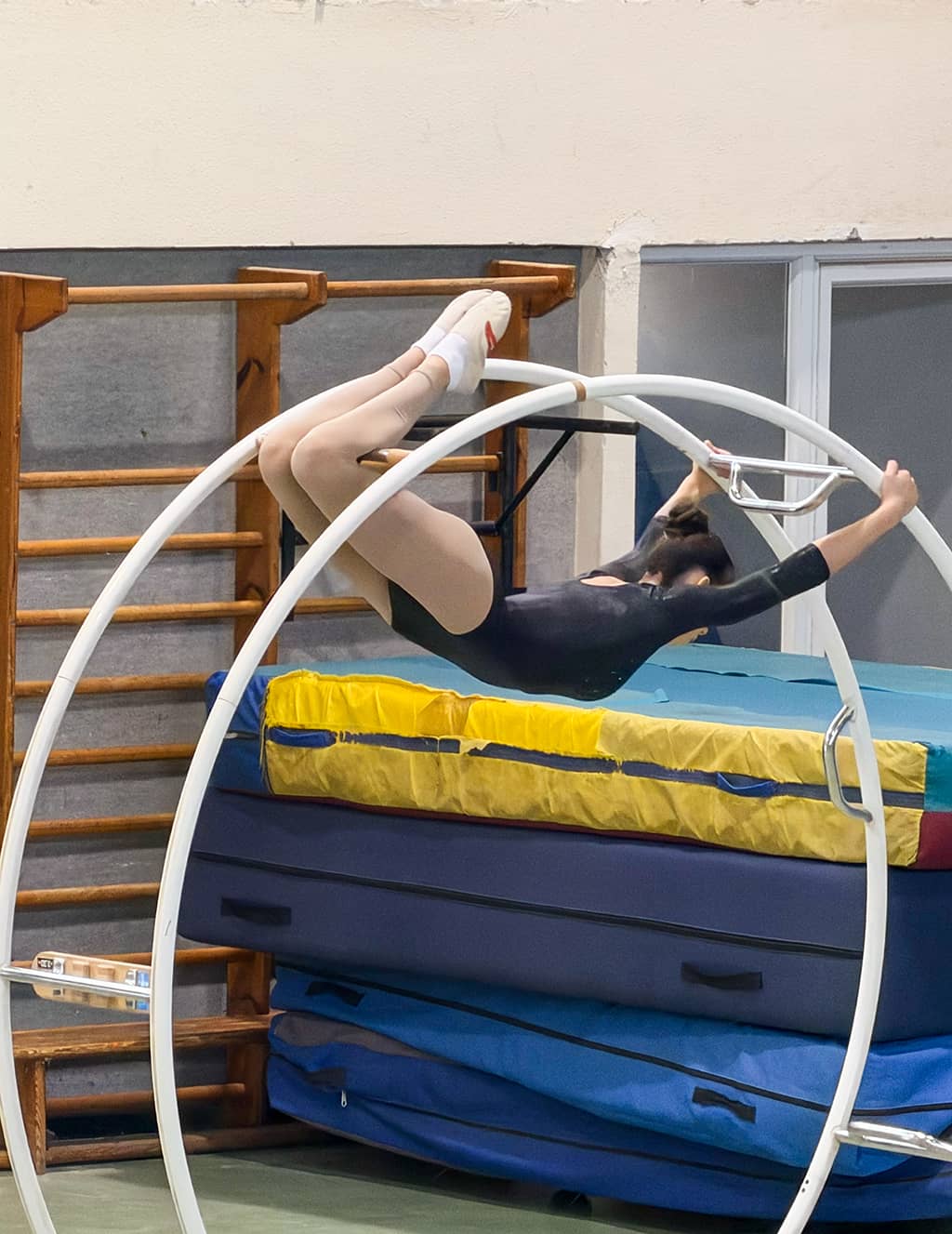 מתעלמת בתחרות חוף כרמל בהתעמלות גלגלי ענק