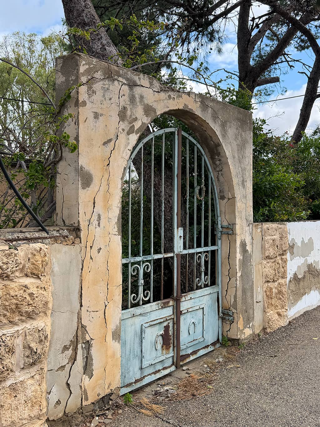 שער בית ברחוב המייסדים בעתלית