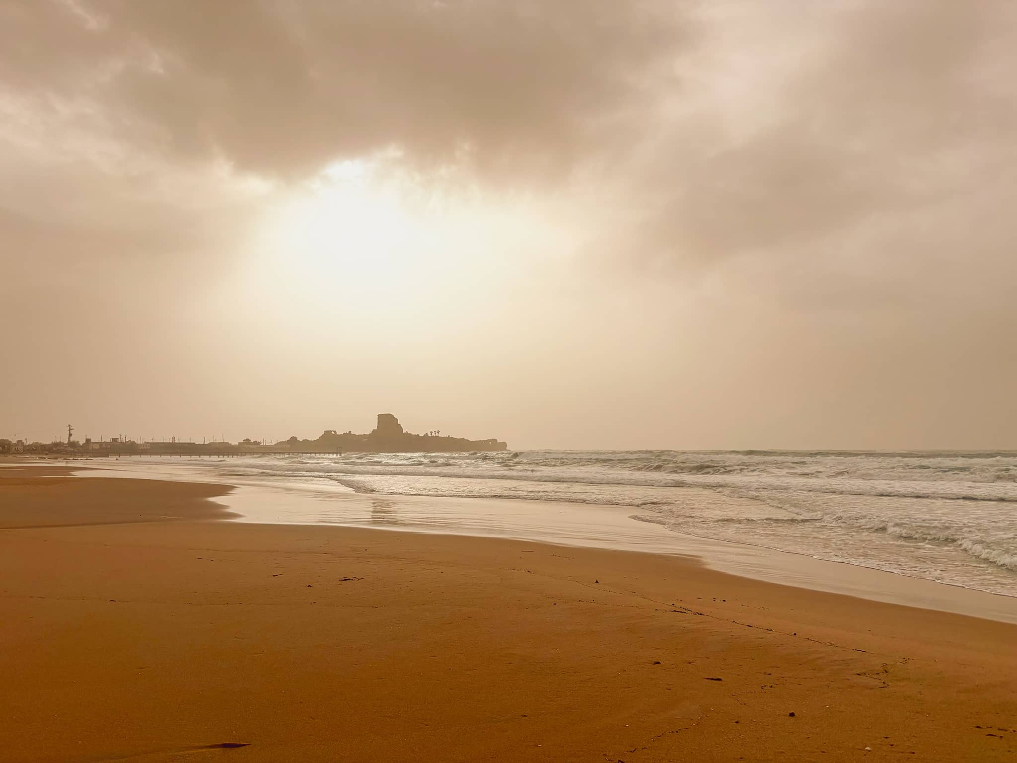 חוף המבצר ביום עם אובך