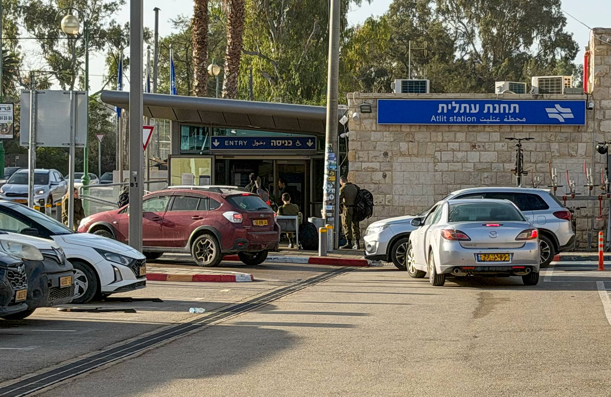 עומס תנועה בכניסה לתחנת הרכבת בעתלית