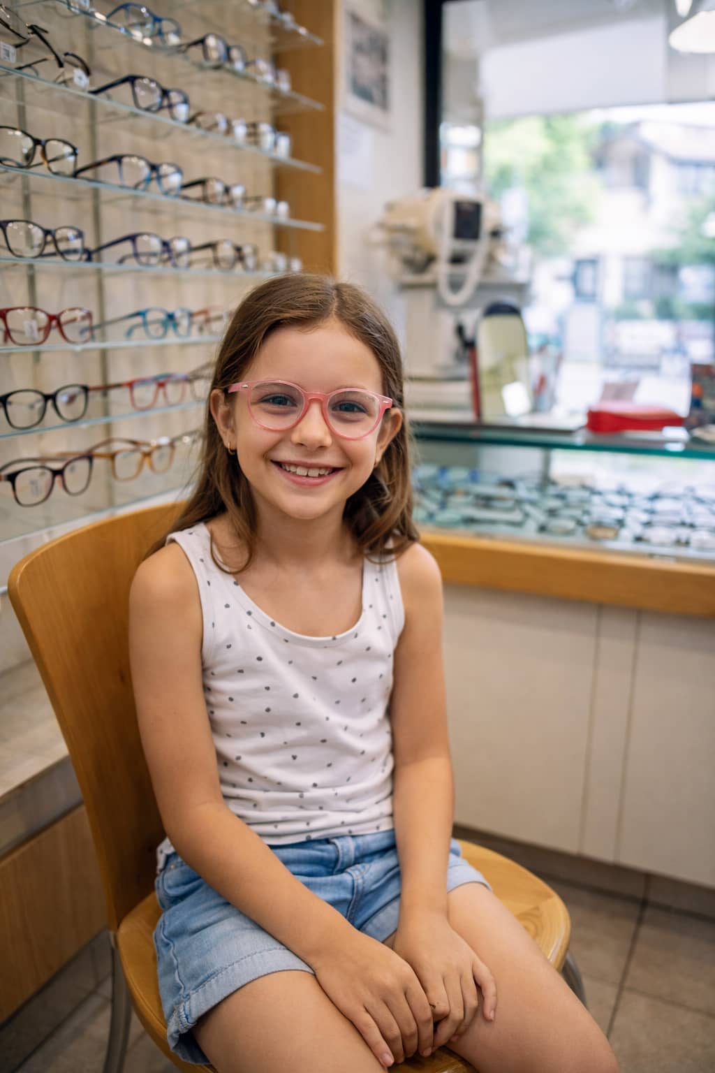 ילדה בחנות אופטיקה