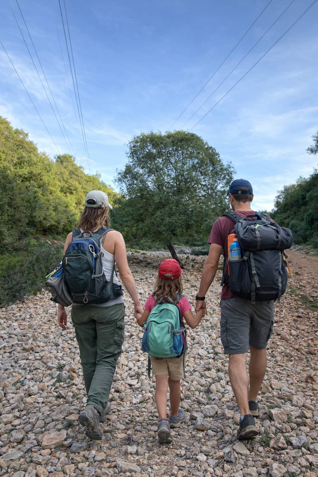 משפחה מטיילת בחיק הטבע של חוף כרמל