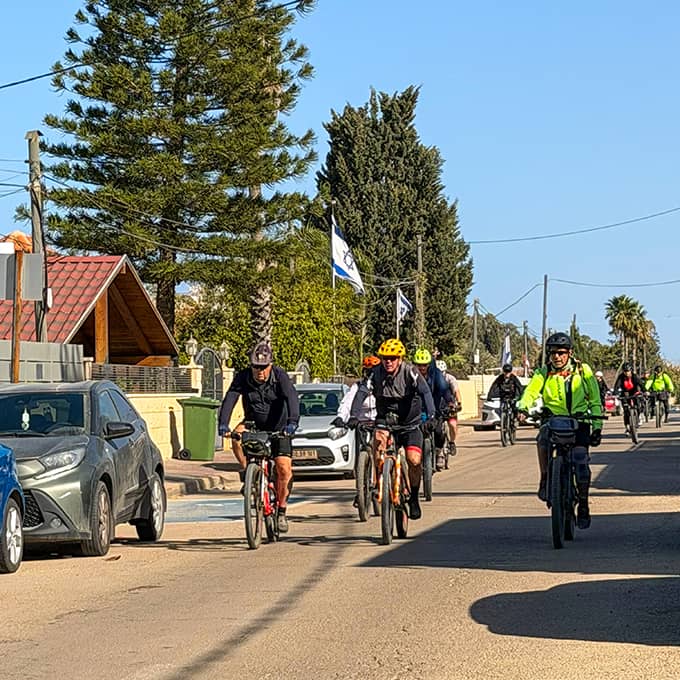 רוכבי אופניים ברחוב המחתרות