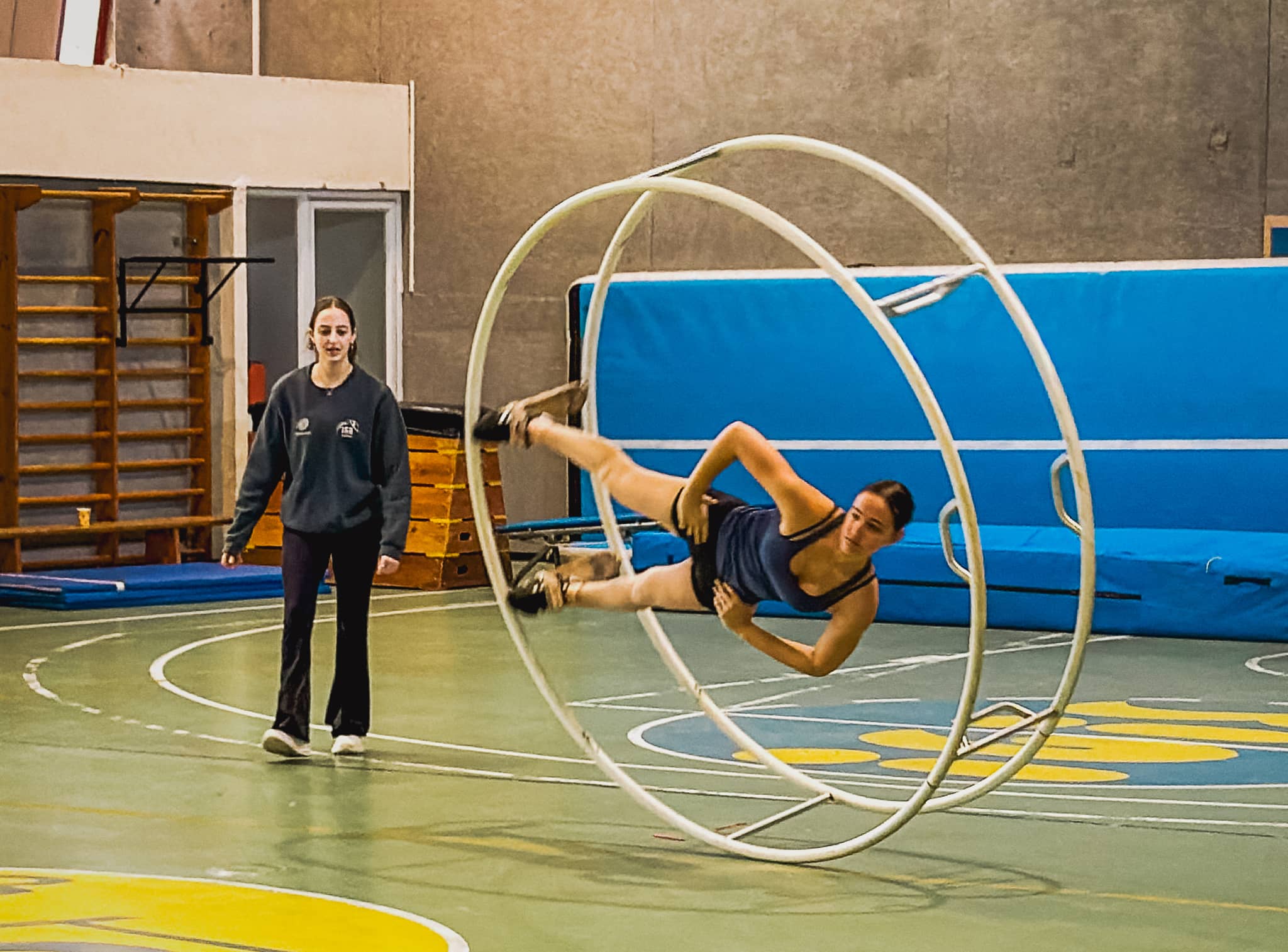 מאמנת ומתעמלת בהתעמלות גלגלי ענק