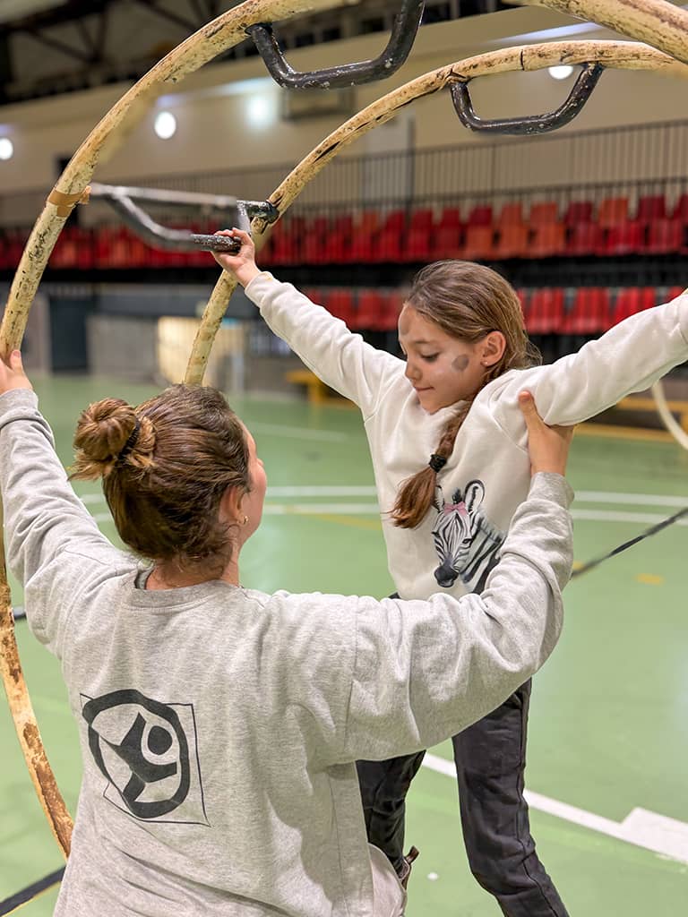 המנהלת גל דרי כהן עם ילדה מהיישוב שהגיעה להתנסות