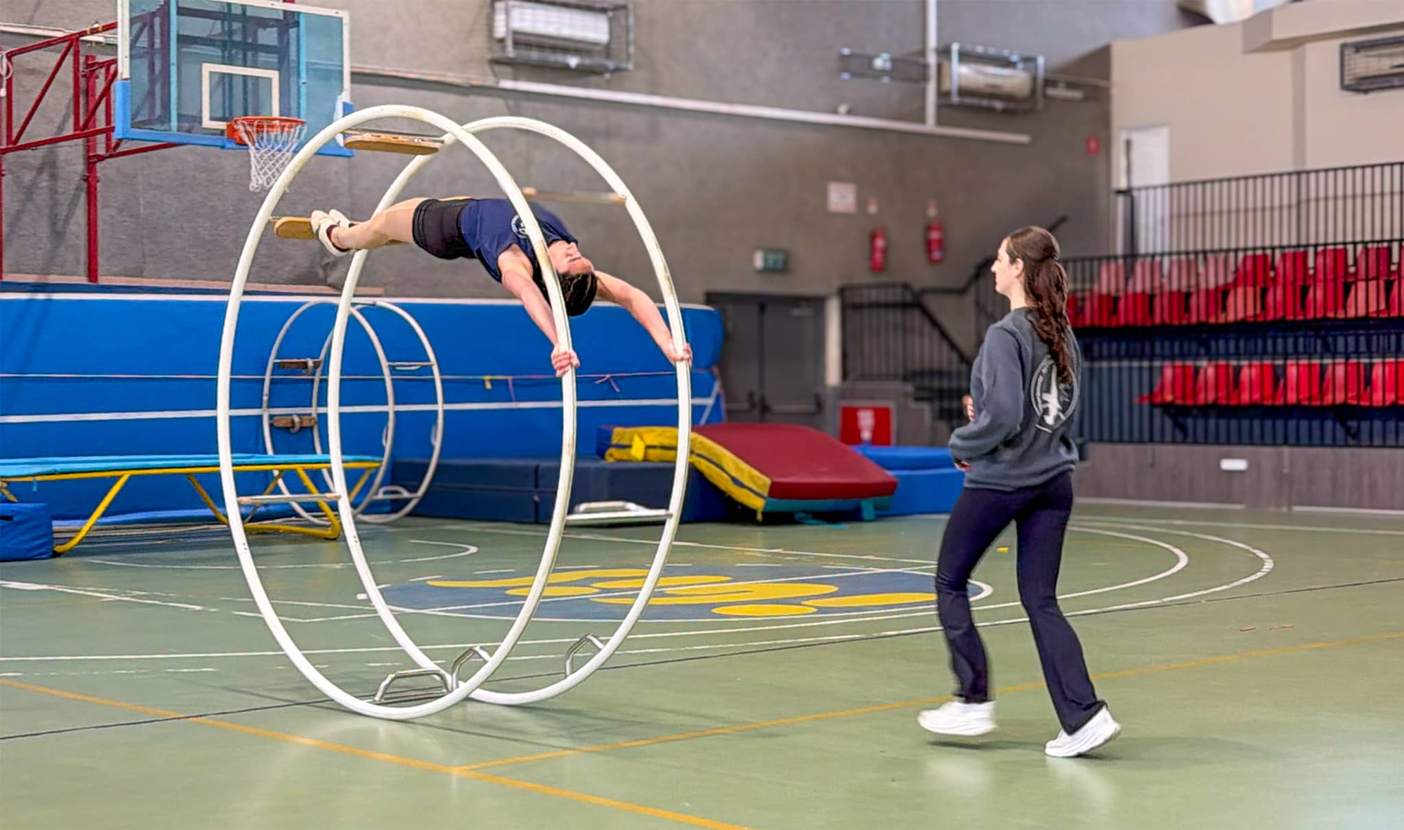 מאמנת ומתעמלת במהלך תרגיל