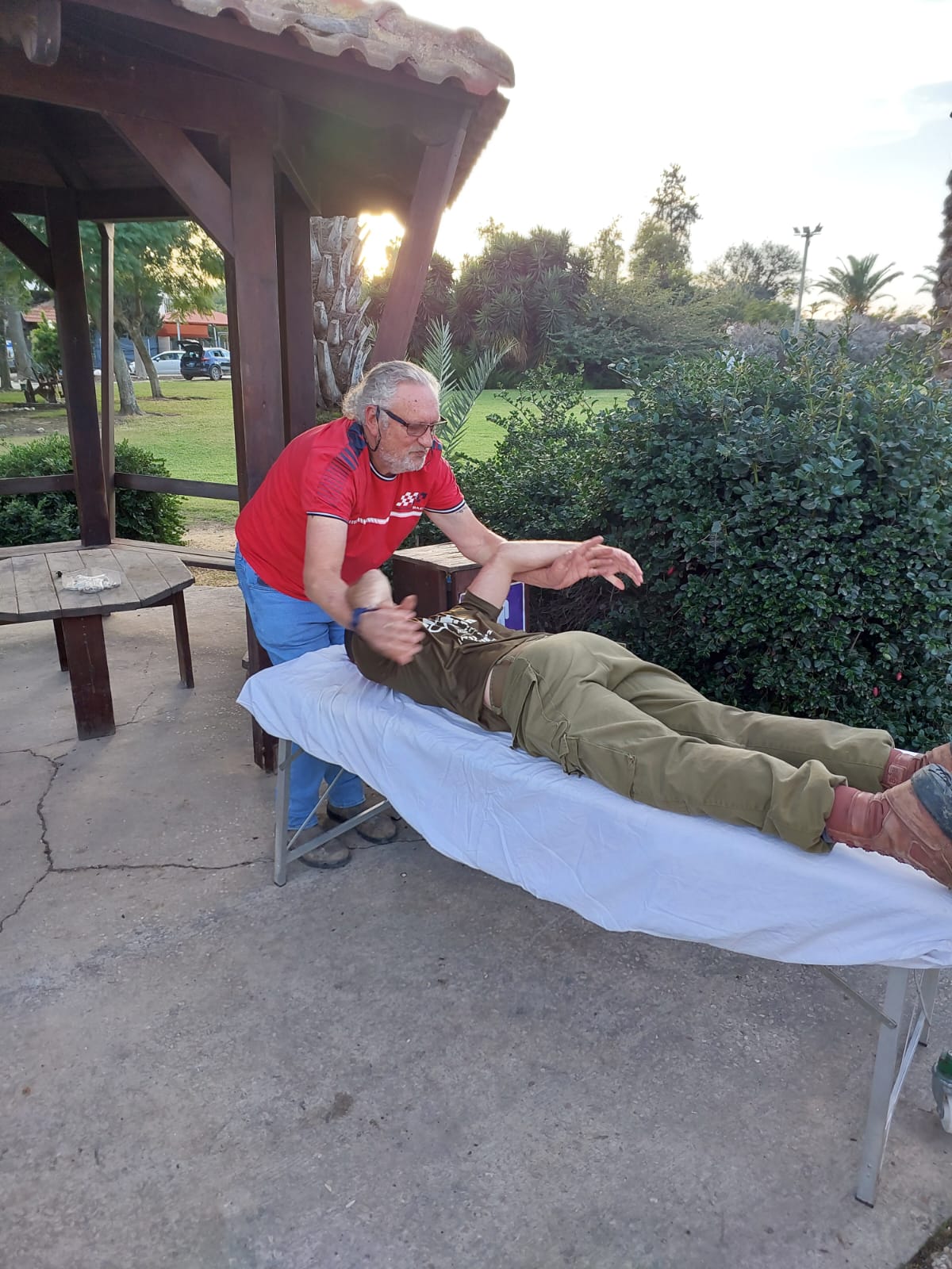 המטפל אריה שיף עושה מסאז׳ ללוחמים בעוטף עזה בזמן מלחמת חרבות ברזל המטפל אריה שיף עושה מסאז׳ ללוחמים בעוטף עזה בזמן מלחמת חרבות ברזל