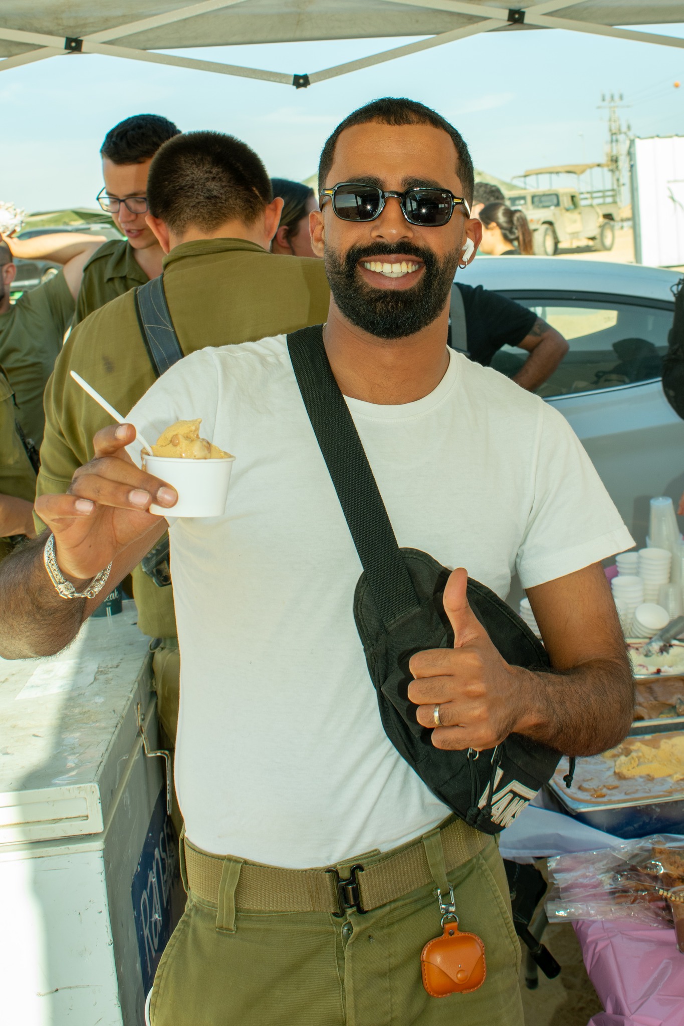 חייל נהנה מפינוקי גלידה בלב מדבר. צילום: עמית מורנו. חייל נהנה מפינוקי גלידה בלב מדבר