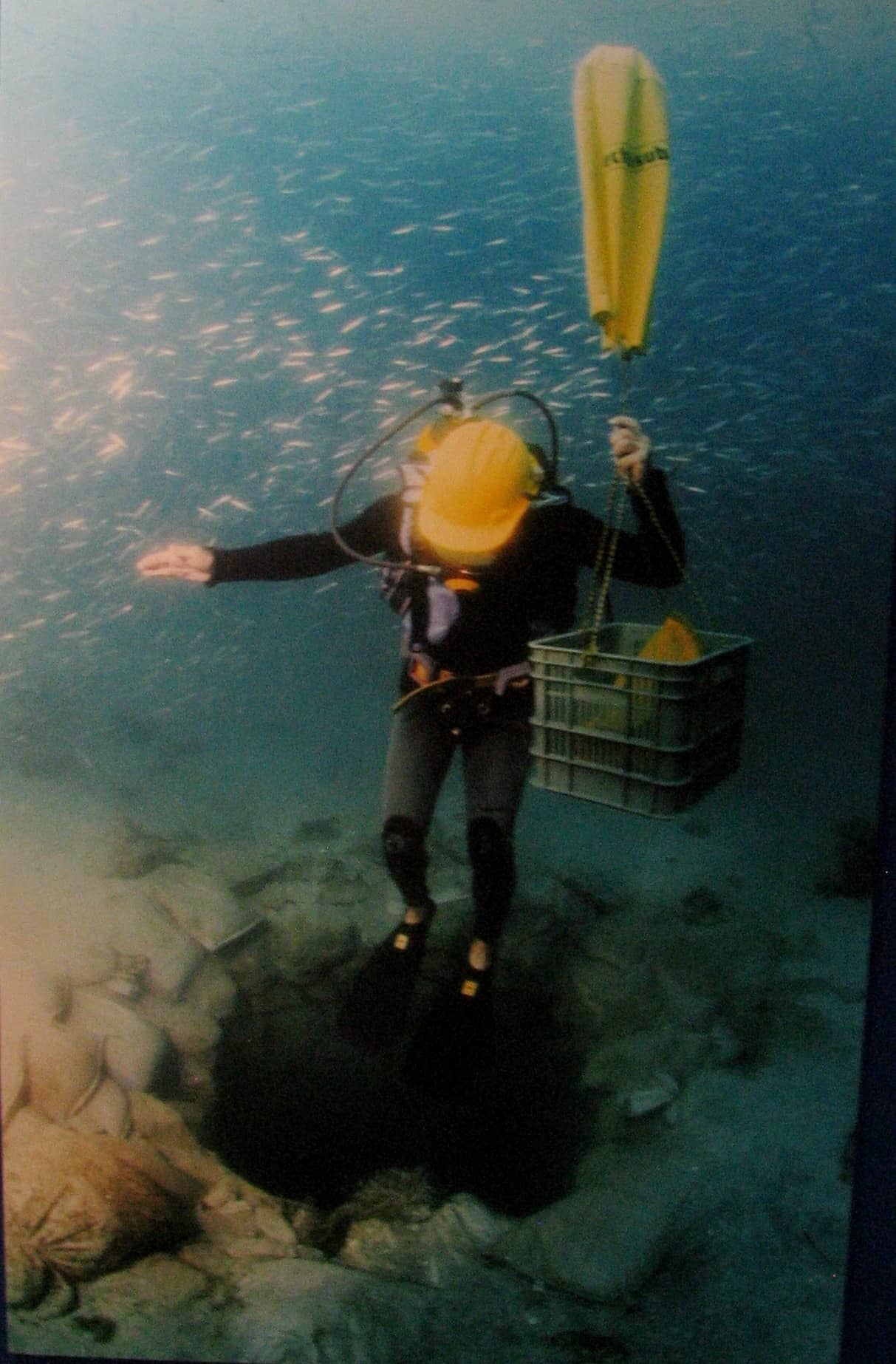 צוללן בבאר הקדומה שבכפר הנאוליתי. צילום: ויקימדיה, מבנה אבנים בכפר הנאוליתי. צילום: ויקימדיה, יוסקה גלילי, אהוד גלילי ואיתמר גרינברג