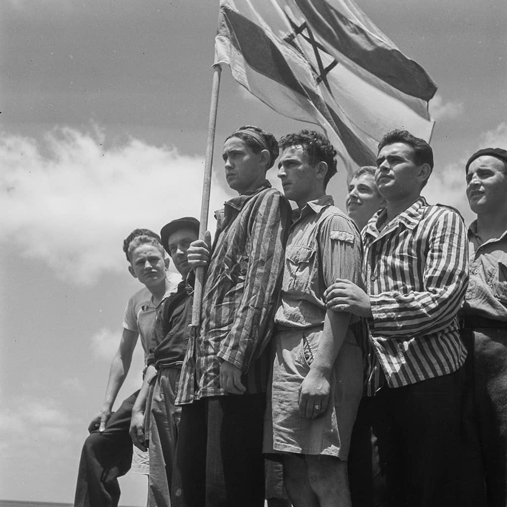 קבוצת ניצולי שואה על סיפון המטרואה, יולי 1945 (צילם: זולטן קלוגר) קבוצת ניצולי שואה על סיפון המטרואה, יולי 1945 (צילם: זולטן קלוגר)