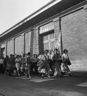 פליטי מטרואה מגיעים למחנה בעתלית פליטי מטרואה מגיעים למחנה בעתלית