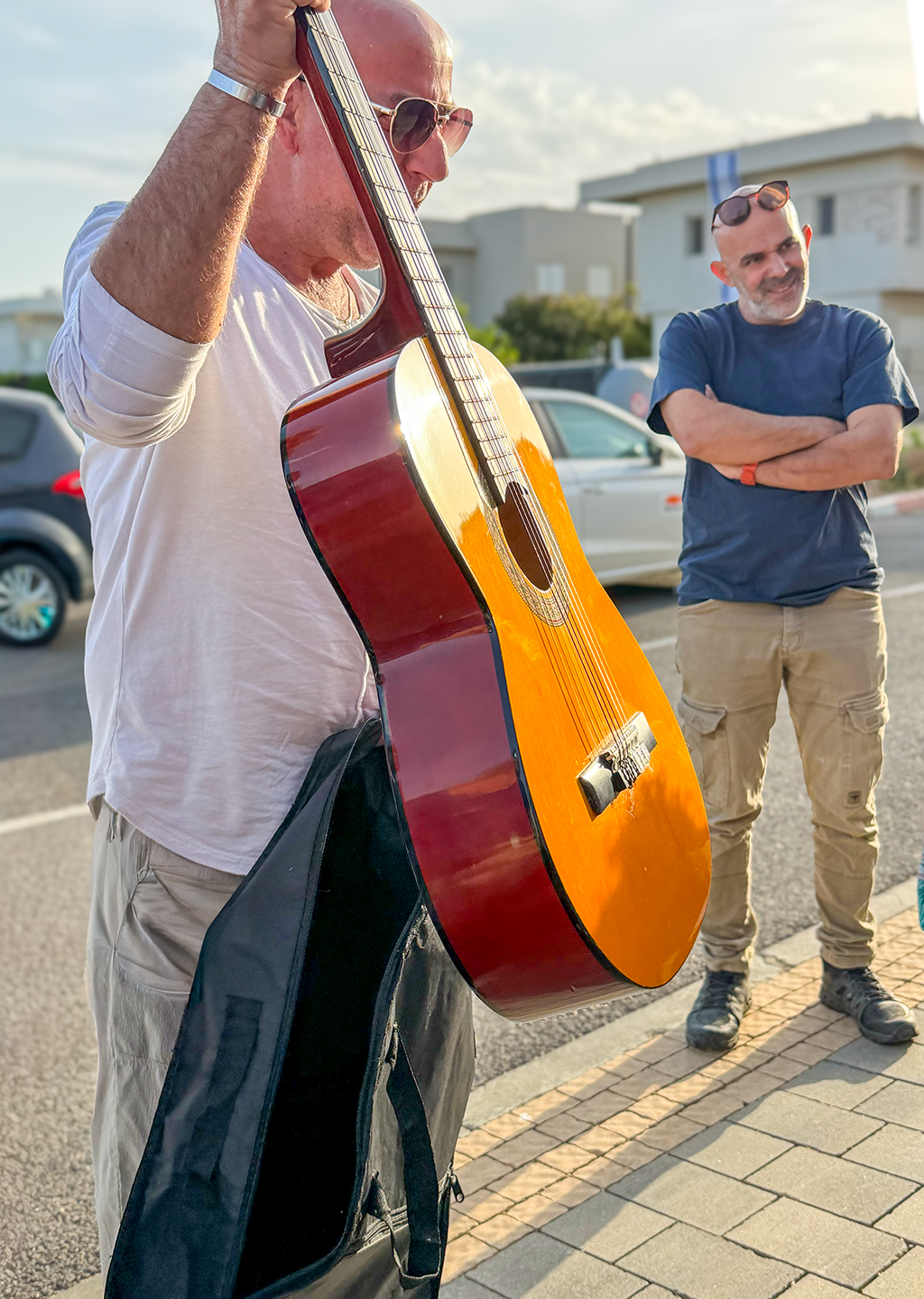 מישל תימסית מעניק גיטרה במתנה לבן פינצי