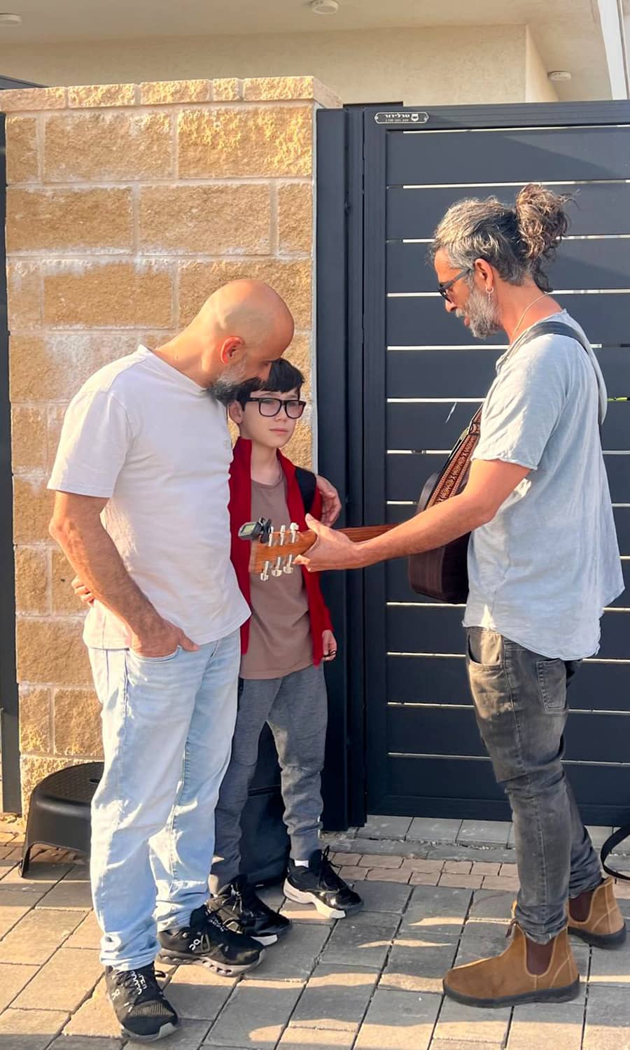 רועי ברדה מנגן לבן פינצי ואבא שלו