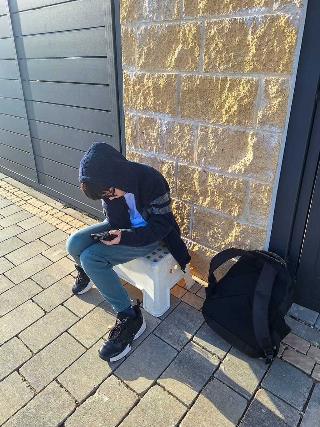 בן פינצי ממתין להסעה שלא מגיעה ביום רגיל