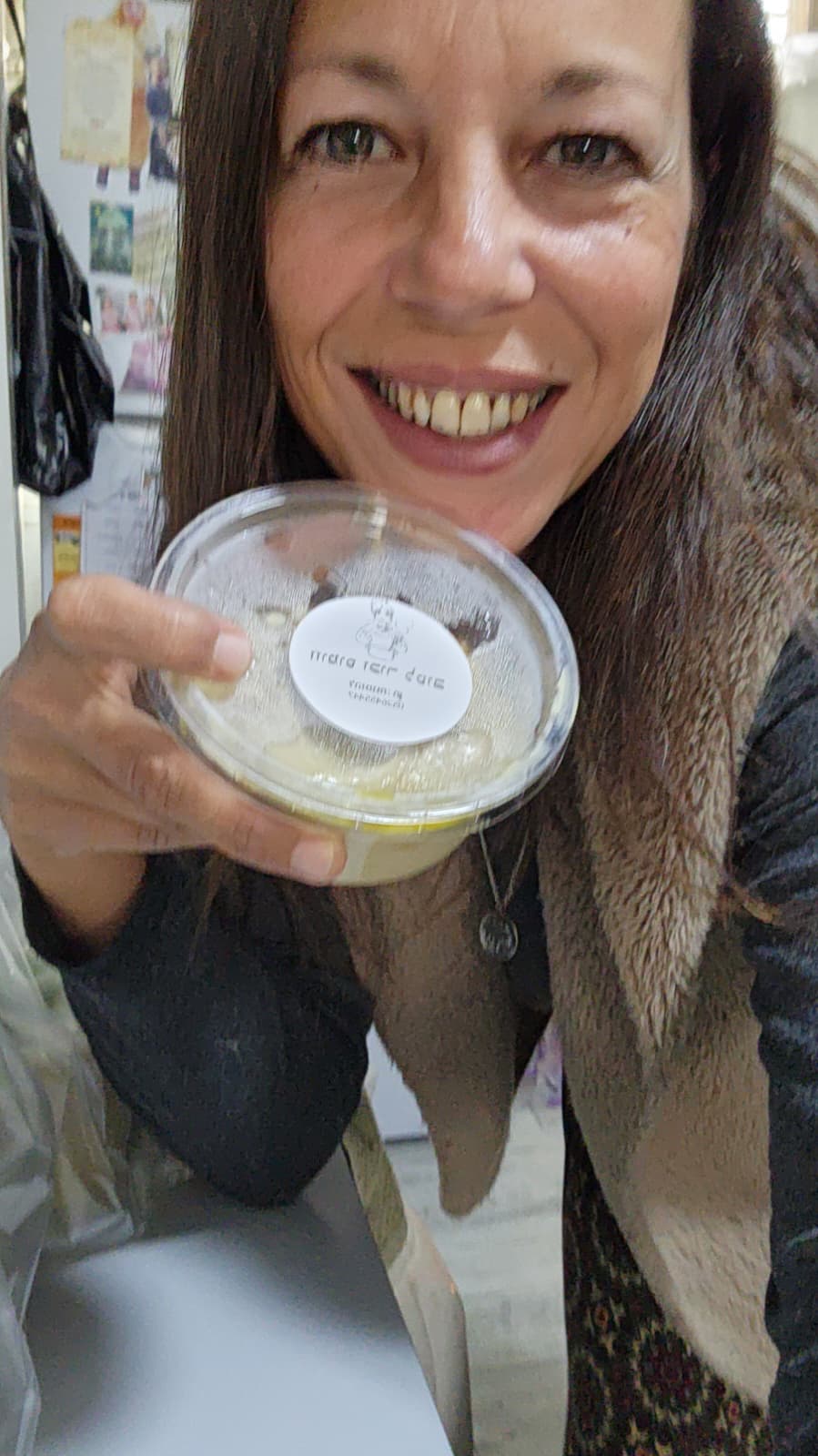 חן כרמל מחזיקה קופסת חומוס