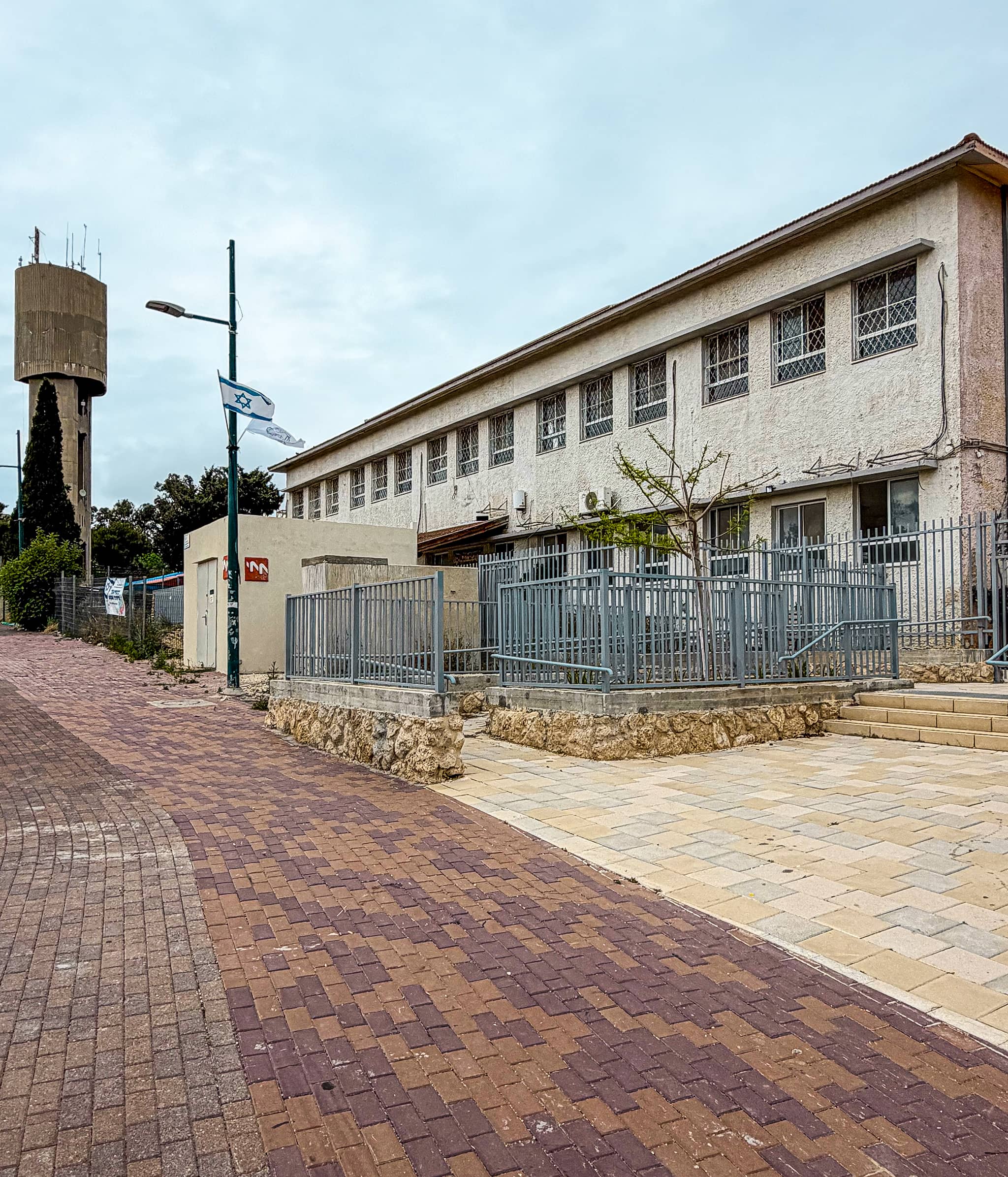 מבנה ״אדוות ים״ הישן
