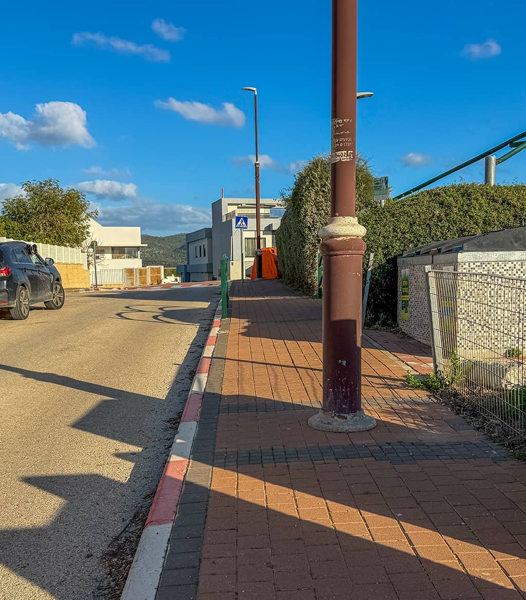 דרך ברוחב של כ 80 ס״מ ברחוב אלמוג החורש רחוב אלמוג החורש
