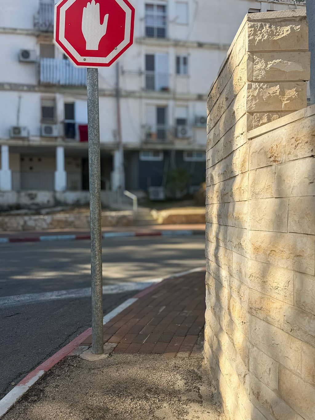 דרך ברוחב של כ 66 ס״מ בלבד בצומת שבין רחוב הזית ורחוב הלוחמים דרך ברוחב של כ 66 ס״מ בלבד בצומת שבין רחוב הזית ורחוב הלוחמים